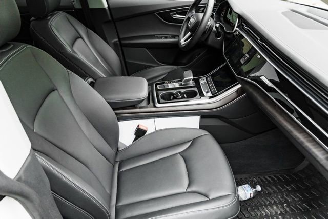 Used 2023 Audi Q8 Premium image 28