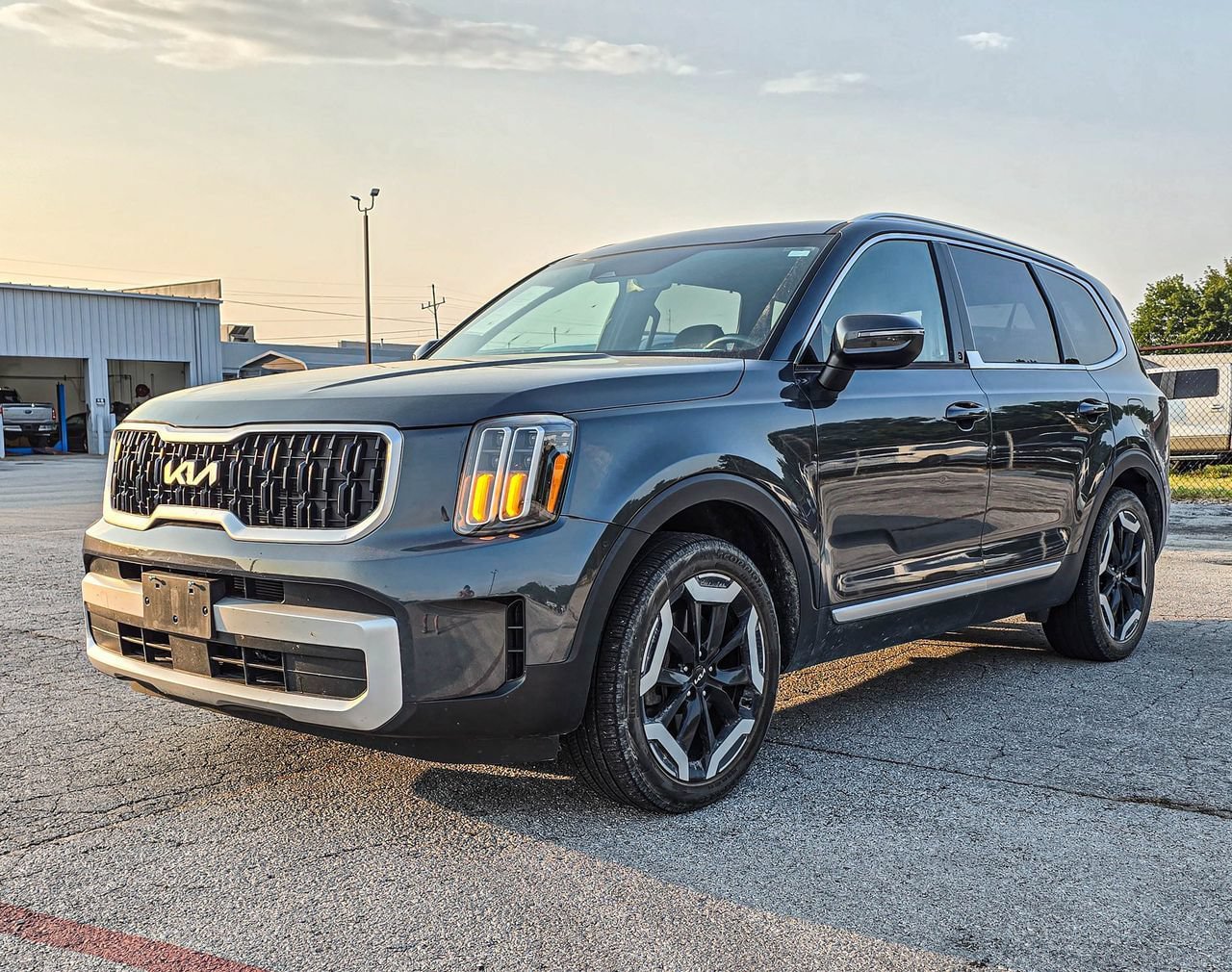 Used 2024 Kia Telluride EX w/ EX Captain's Chair Package AWD/4WD image 3