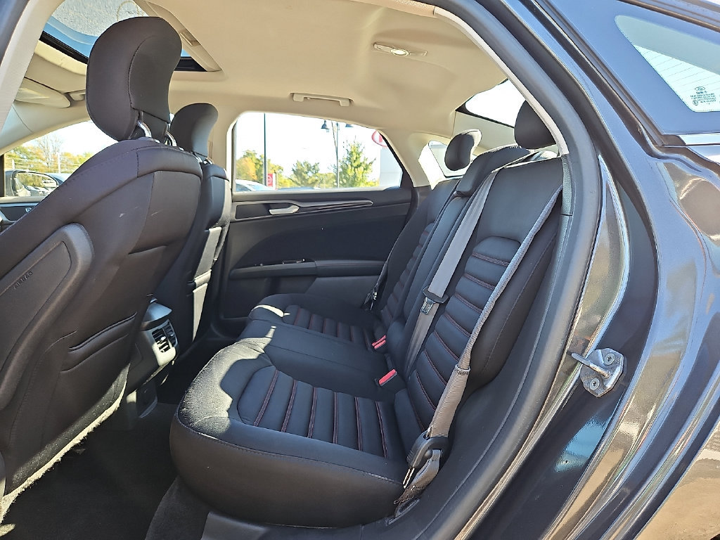 Used 2015 Ford Fusion SE FWD image 12