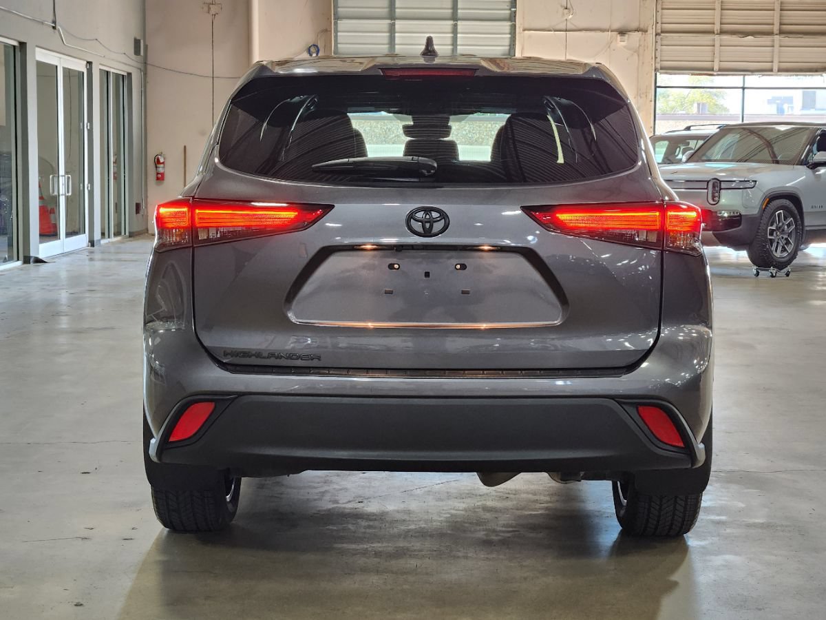 Used 2022 Toyota Highlander L FWD image 10