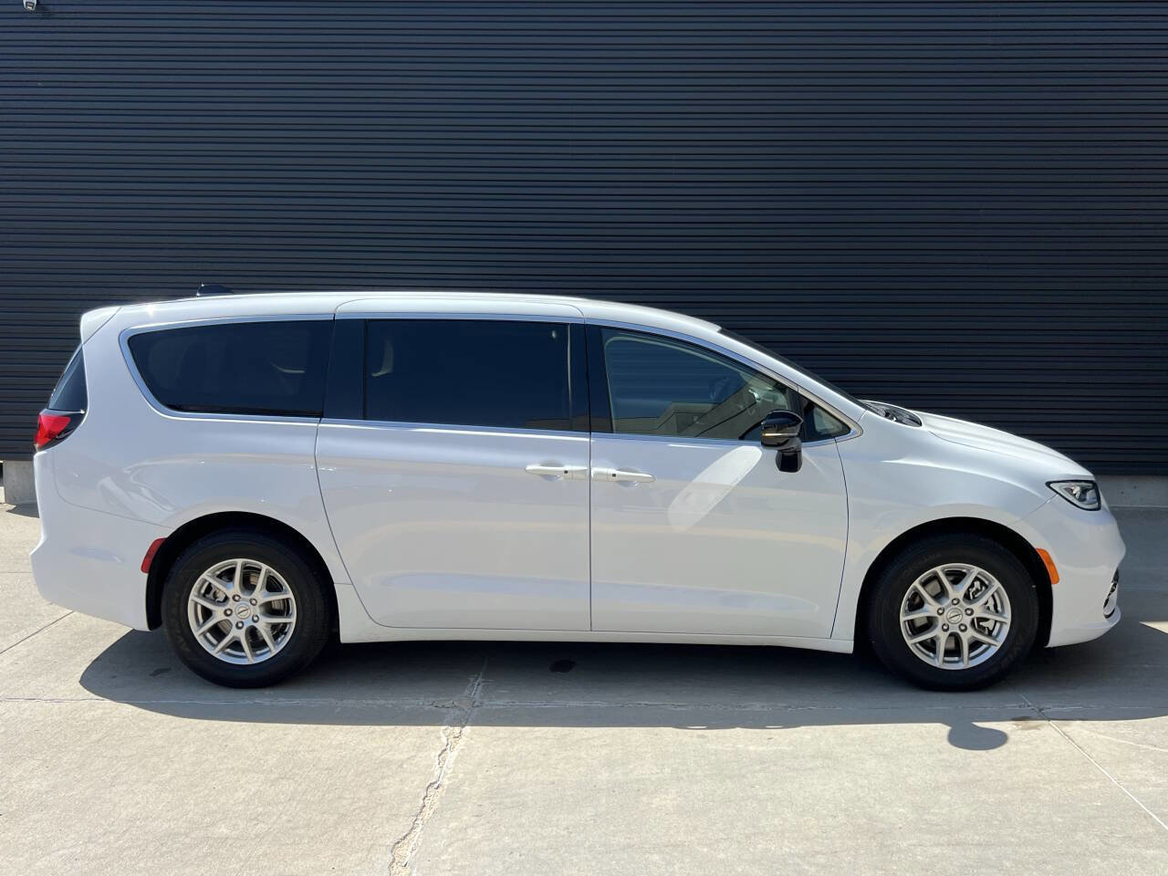 Used 2024 Chrysler Pacifica Touring-L FWD image 10