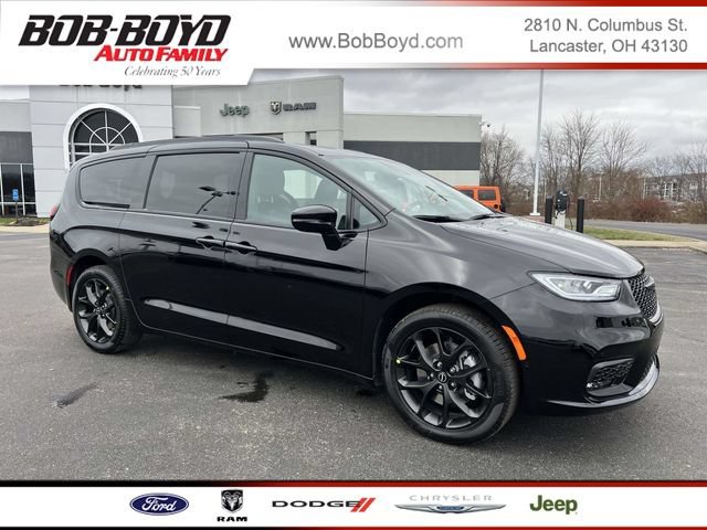 New 2026 Chrysler Pacifica Select w/ S Appearance Package