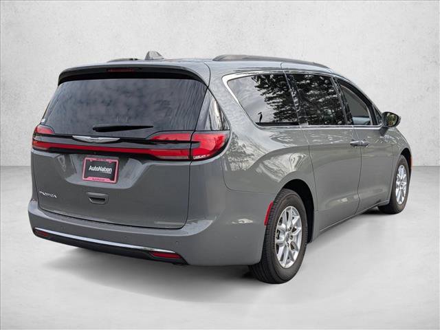 Used 2022 Chrysler Pacifica Touring-L image 5