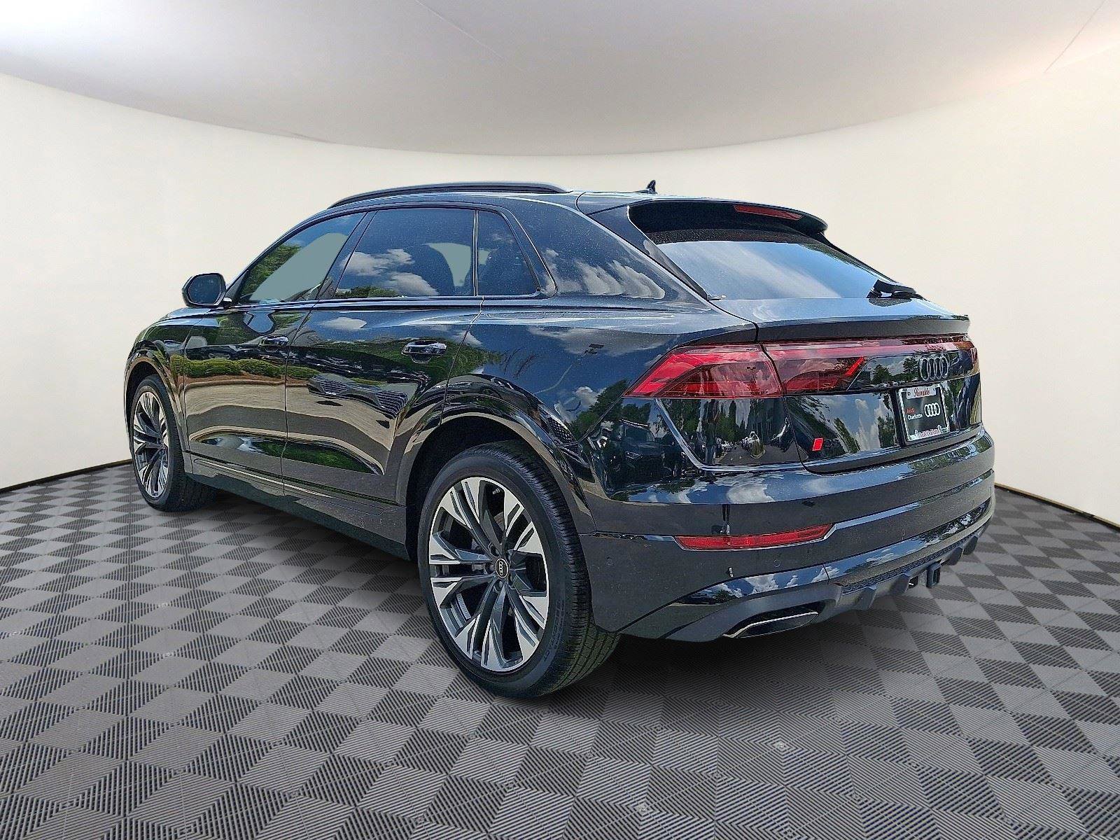 Certified 2025 Audi Q8 Prestige image 4