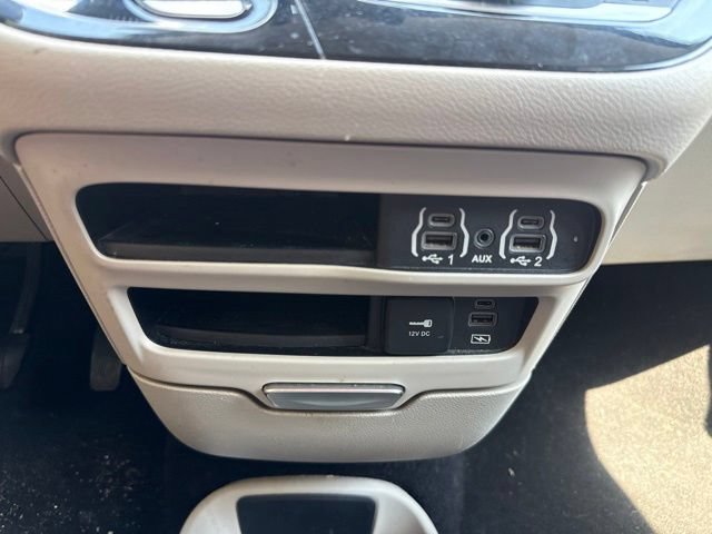 Used 2022 Chrysler Pacifica Touring-L FWD image 26