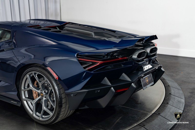 Used 2025 Lamborghini Revuelto image 16