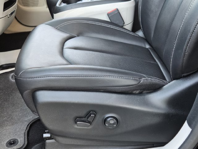 Used 2024 Chrysler Pacifica Touring-L FWD image 24