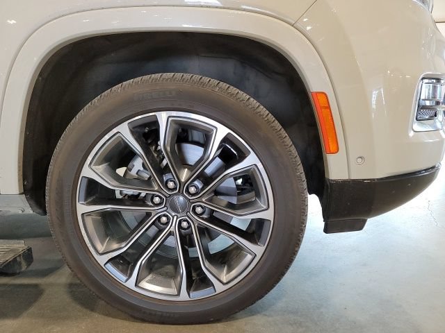 Used 2022 Jeep Grand Wagoneer Series III w/ HD Trailer Tow Package AWD/4WD image 17