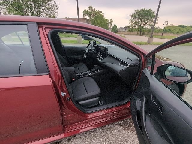 Used 2025 Toyota Corolla LE w/ Convenience Package FWD image 3