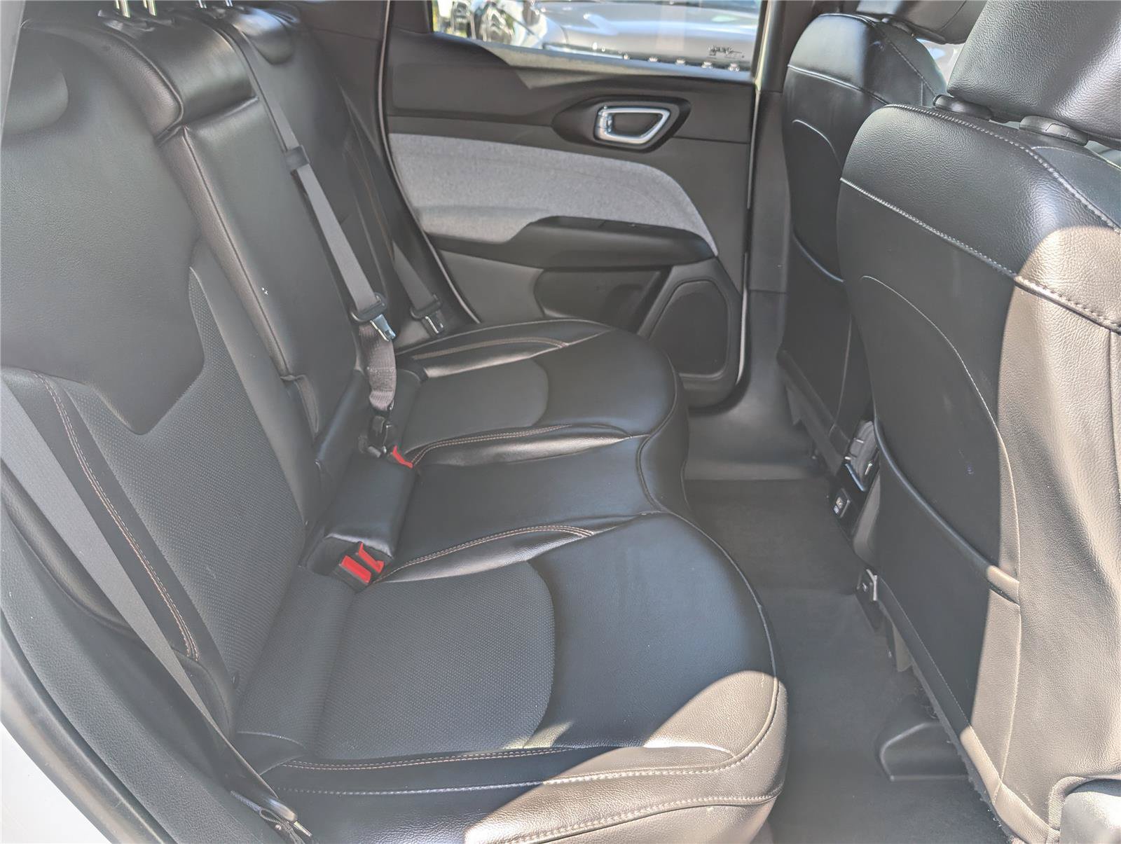 Used 2023 Jeep Compass Latitude AWD/4WD image 12