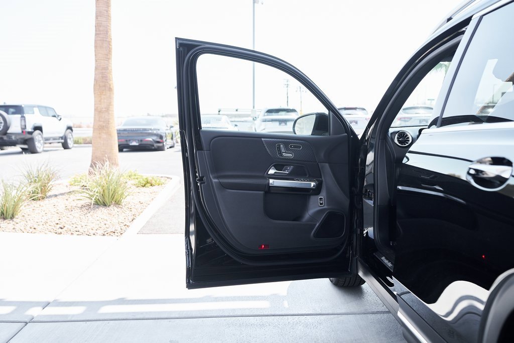 Used 2025 Mercedes-Benz GLB 250 4MATIC w/ Exclusive Package image 17
