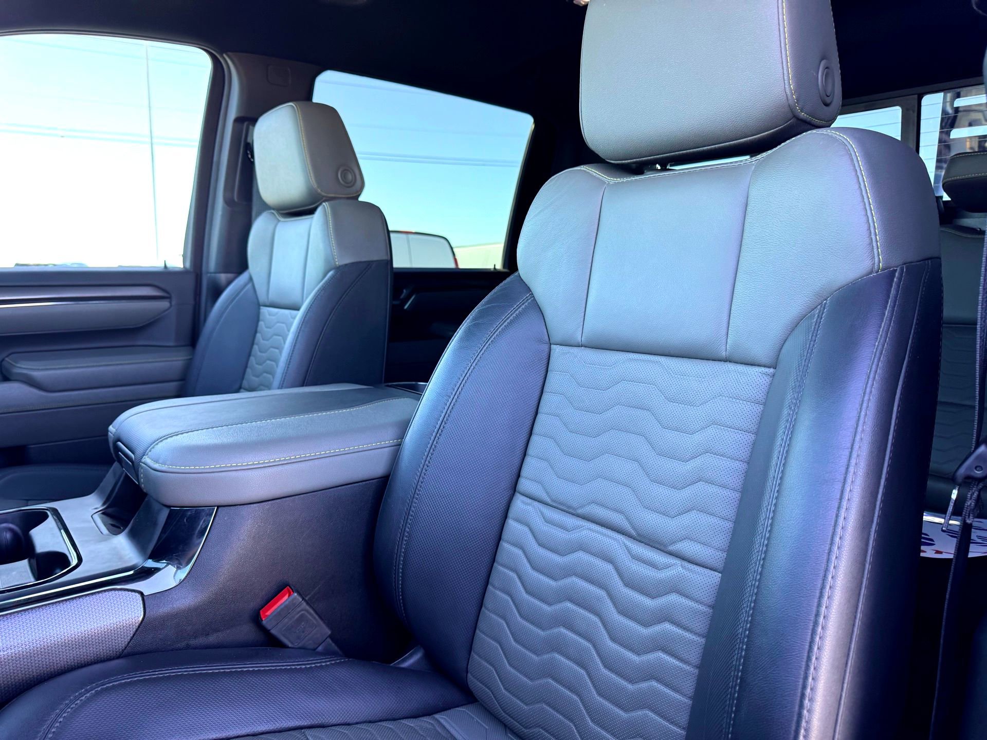 Used 2024 Chevrolet Silverado 2500 ZR2 w/ Technology Package image 15