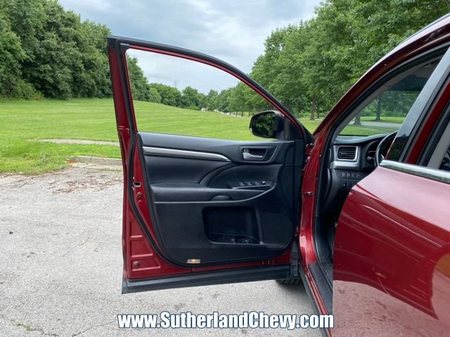 Used 2019 Toyota Highlander SE FWD image 14
