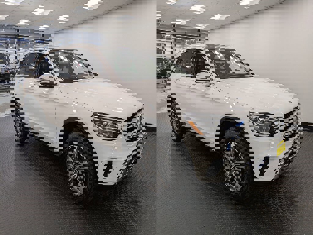 Used 2021 Mercedes-Benz GLC 300 4MATIC image 3