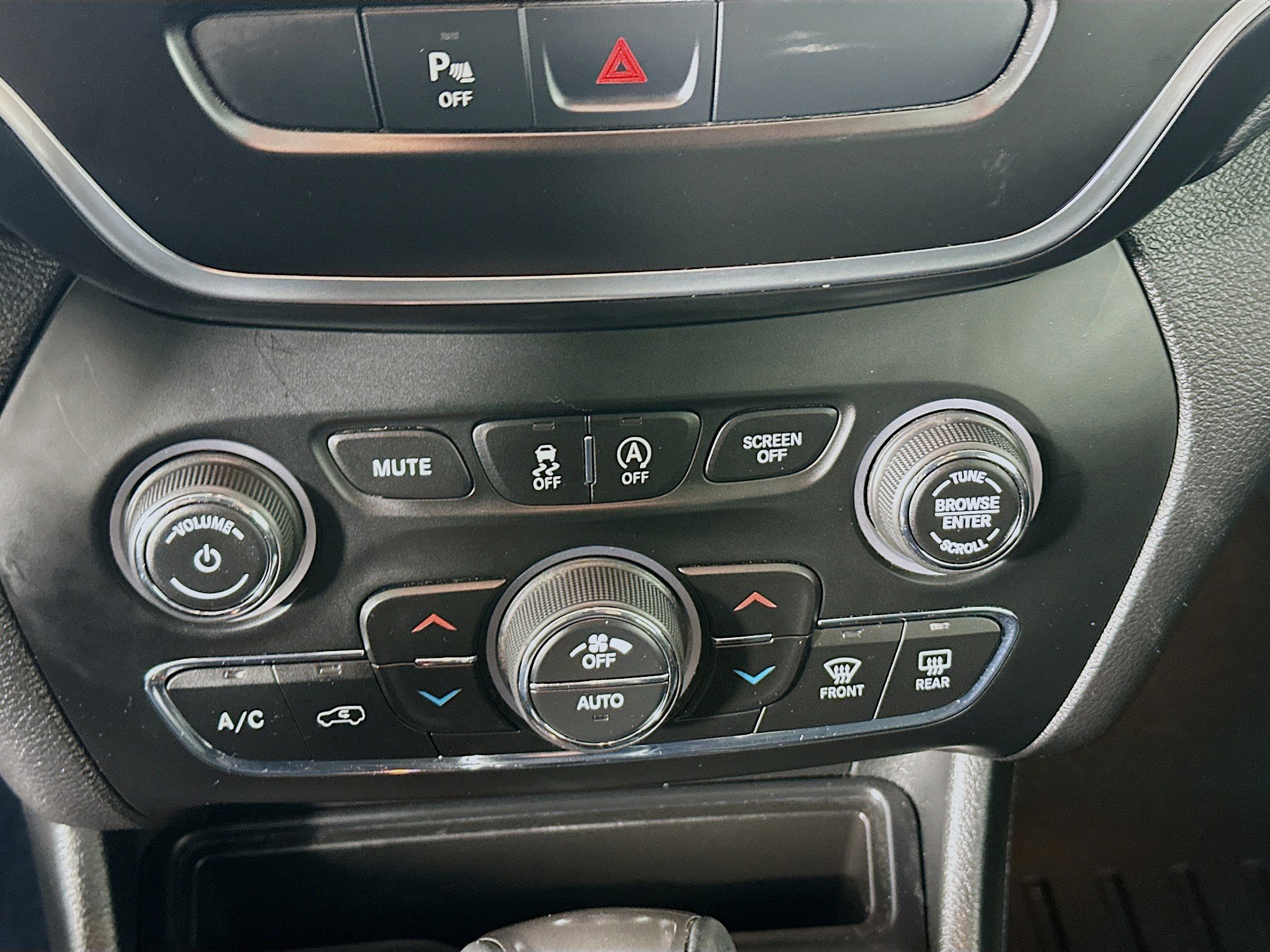 Used 2019 Jeep Cherokee Latitude Plus w/ Comfort/Convenience Group image 22