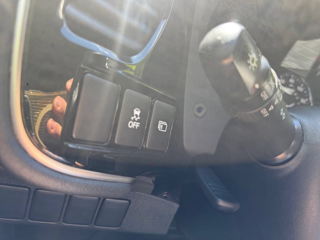 Used 2019 Mitsubishi Outlander AWD image 27