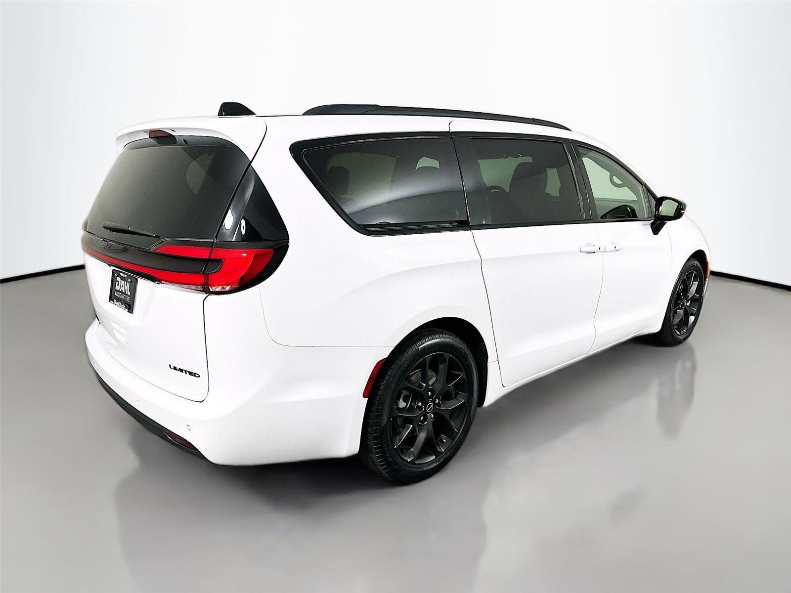 Used 2025 Chrysler Pacifica Limited image 7