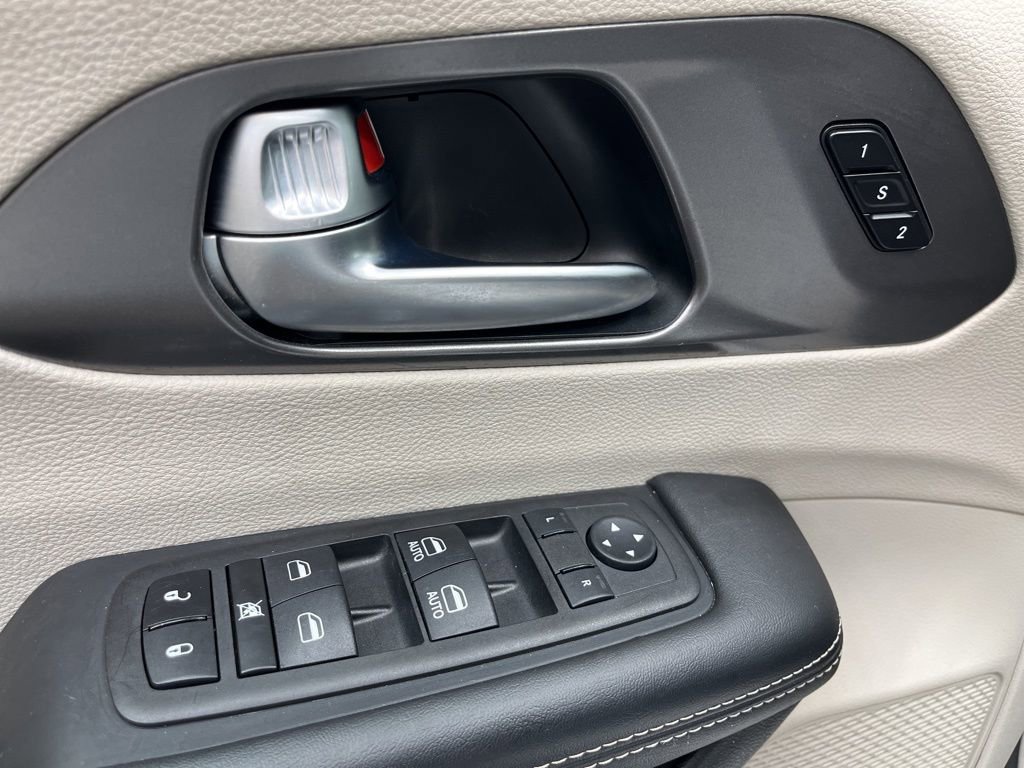 Used 2024 Chrysler Pacifica Touring-L FWD image 21