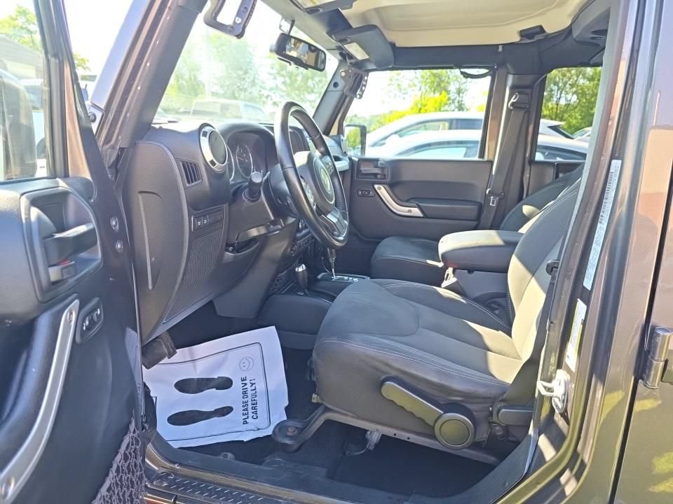 Used 2018 Jeep Wrangler Unlimited Rubicon w/ Connectivity Group AWD/4WD image 2