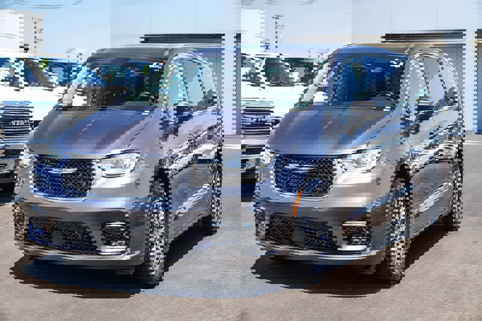 Used 2022 Chrysler Pacifica Touring-L w/ Uconnect Theater Family Group image 3