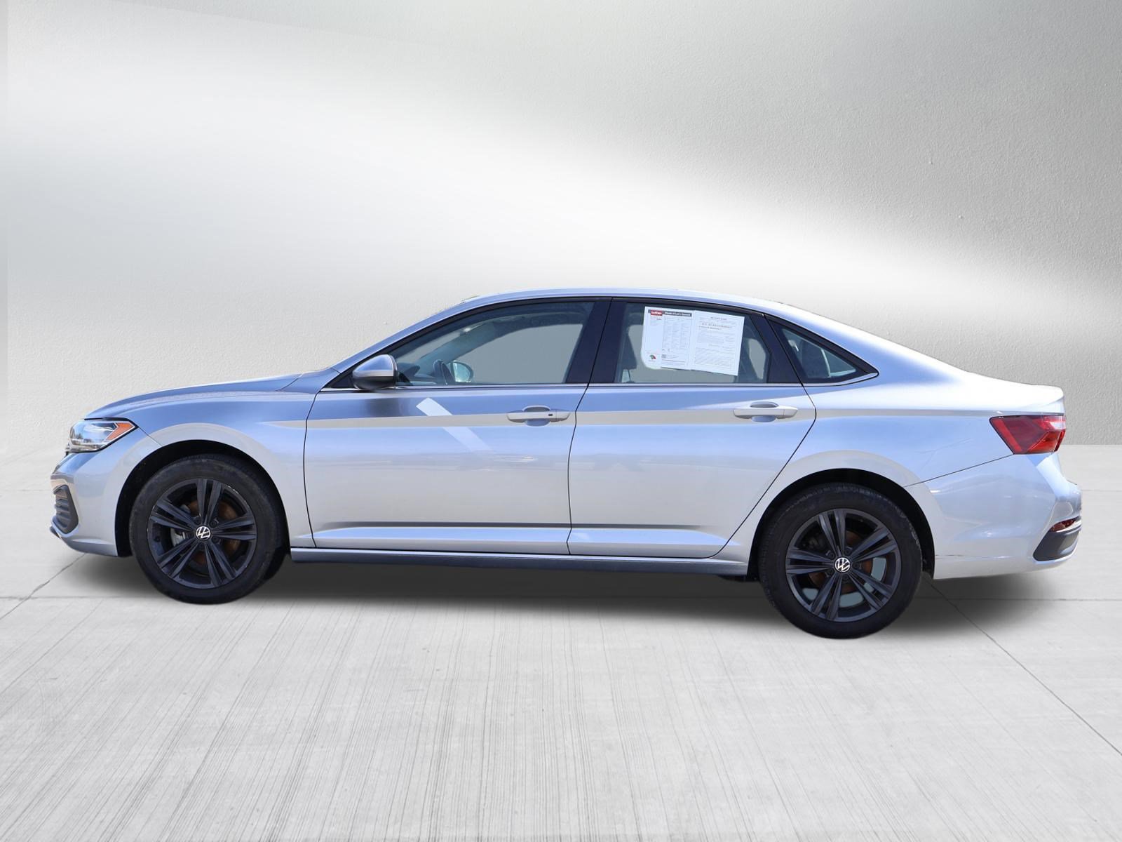 Used 2024 Volkswagen Jetta SE w/ Panoramic Sunroof Package image 4