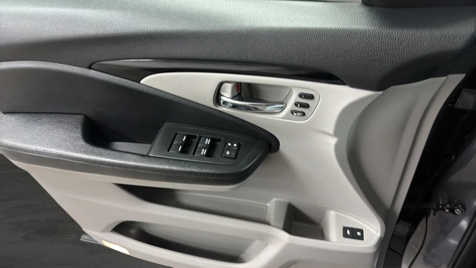 Used 2018 Honda Pilot Elite image 17