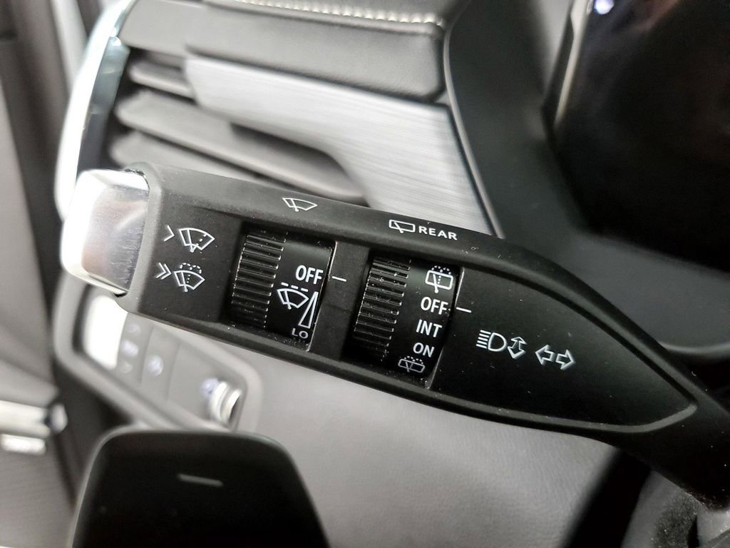 Used 2025 GMC Acadia Elevation image 31