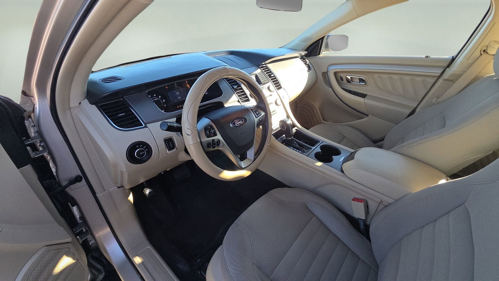 Used 2018 Ford Taurus SE FWD image 20