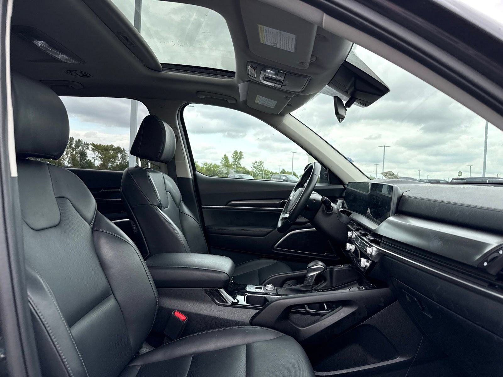 Used 2025 Kia Telluride S FWD image 16