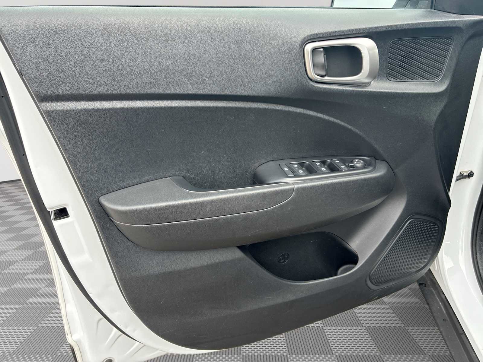 Used 2022 Hyundai Venue SEL image 22