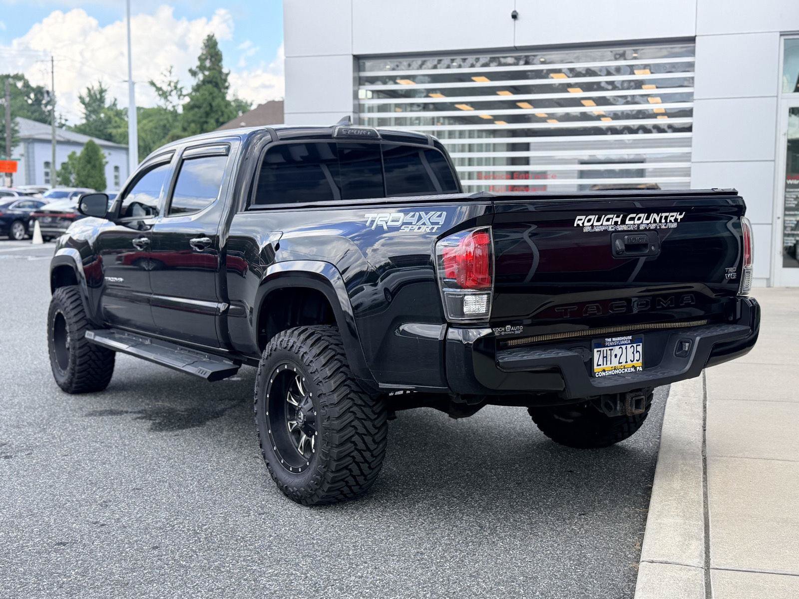 Used 2017 Toyota Tacoma TRD Sport w/ Tow Package AWD/4WD image 4