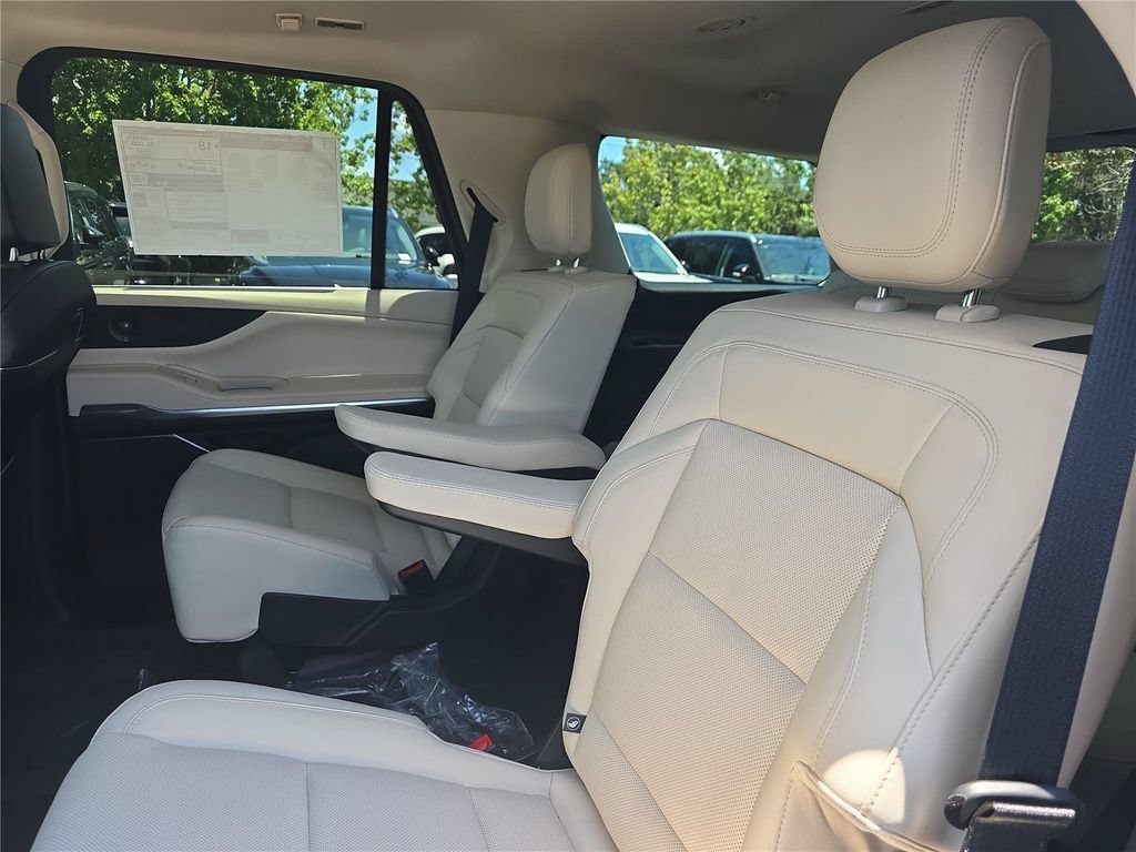 New 2027 Lincoln Navigator Premiere RWD image 9