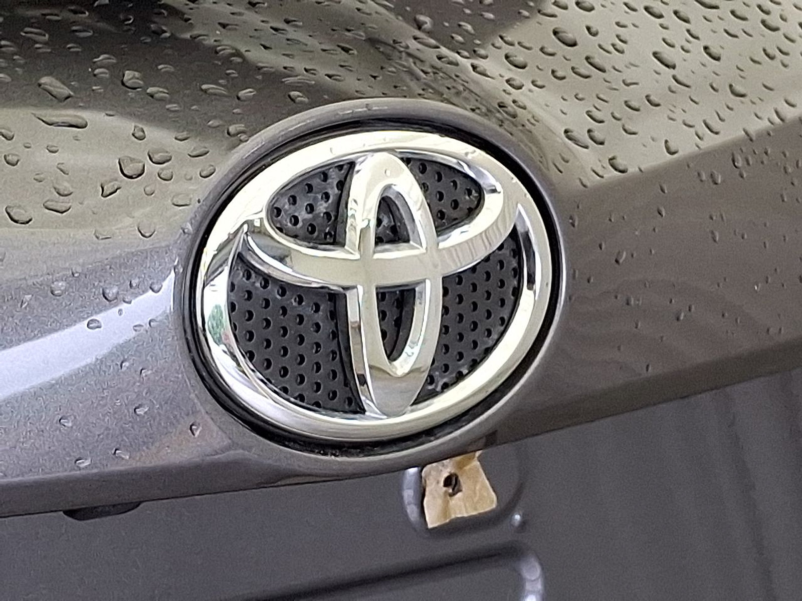 Used 2018 Toyota RAV4 LE w/ All Weather Liner Package AWD/4WD image 24