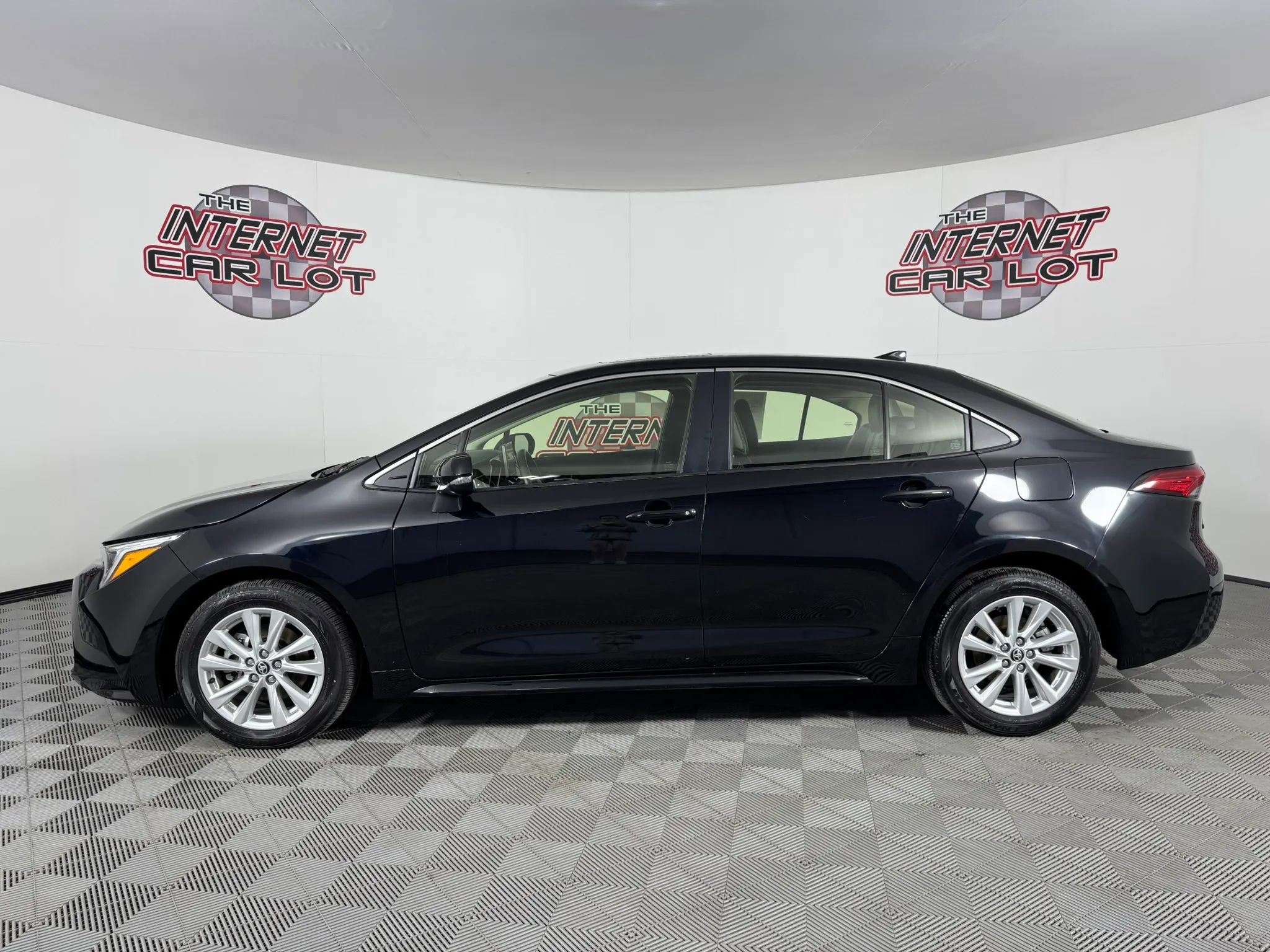 Used 2024 Toyota Corolla XLE FWD image 4