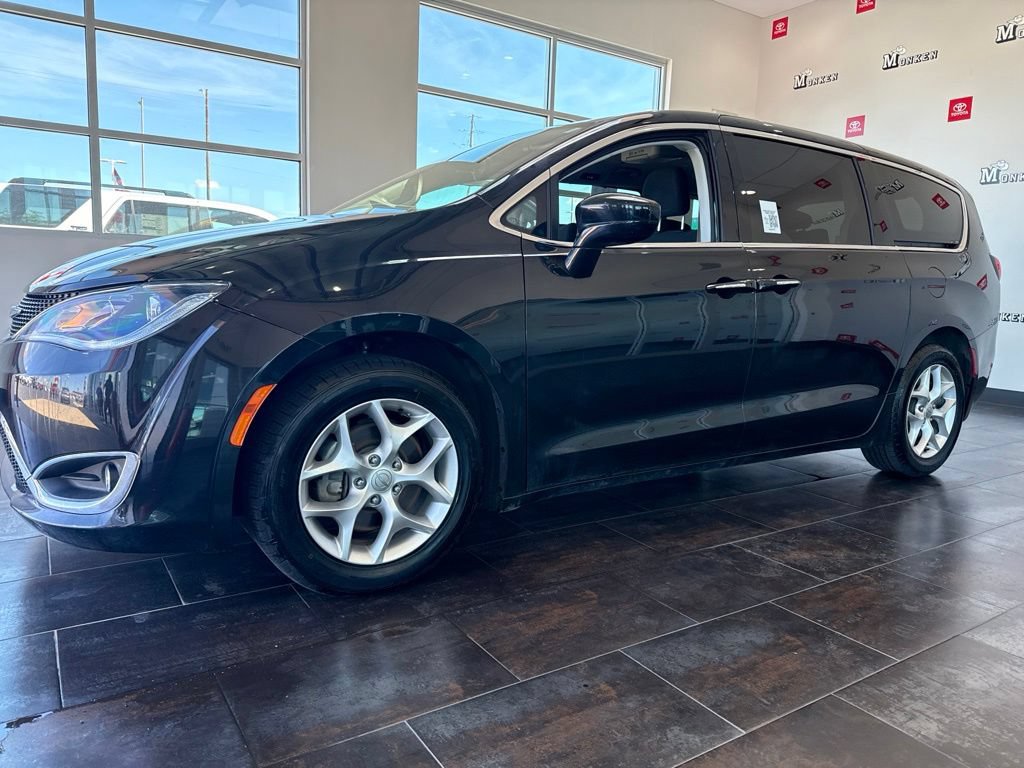 Used 2019 Chrysler Pacifica Touring Plus w/ Tire & Wheel Group FWD image 3