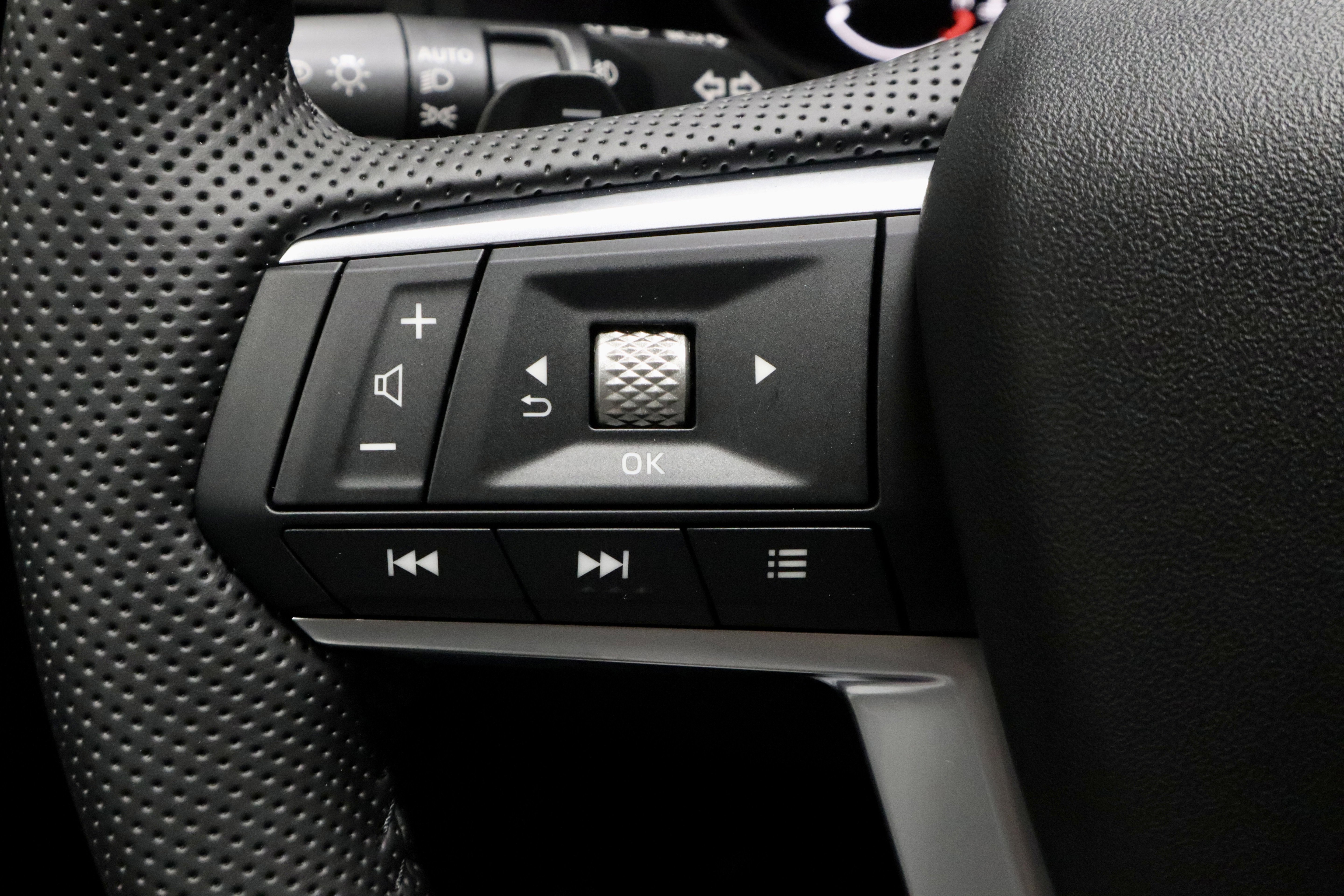 New 2025 Mitsubishi Outlander SE image 19