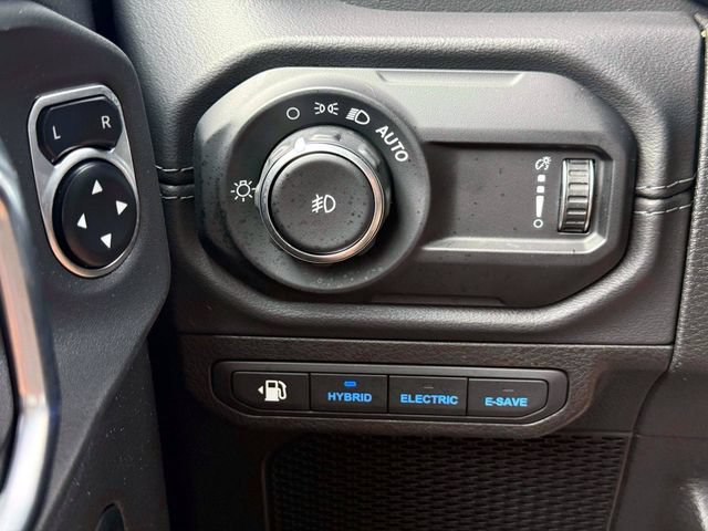 Used 2024 Jeep Wrangler Unlimited Sahara AWD/4WD image 24