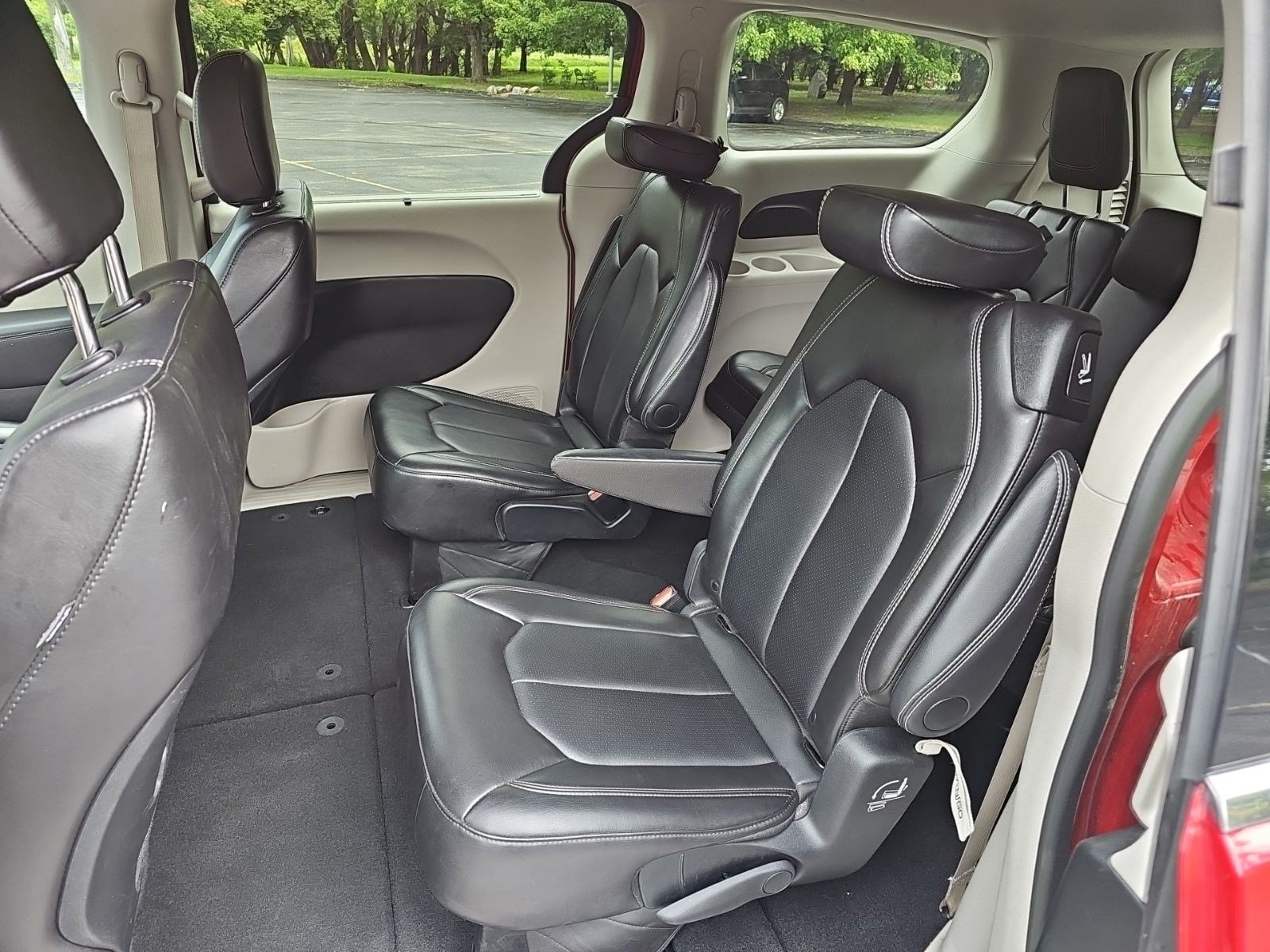 Used 2024 Chrysler Pacifica Touring-L FWD image 17