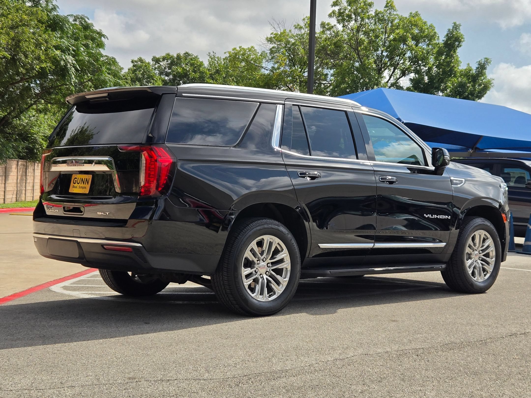 Used 2021 GMC Yukon SLT w/ SLT Luxury Package AWD/4WD image 3