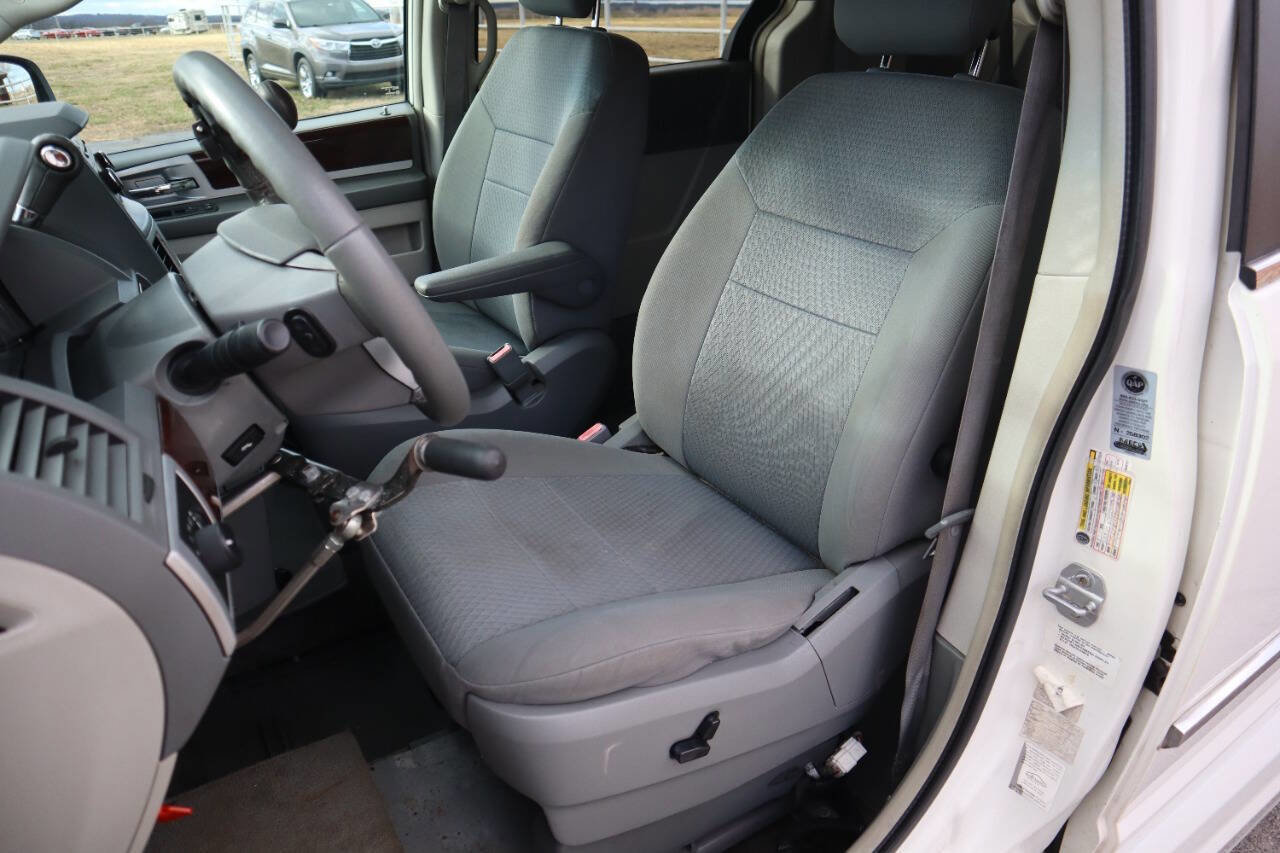 Used 2010 Chrysler Town & Country Touring image 4