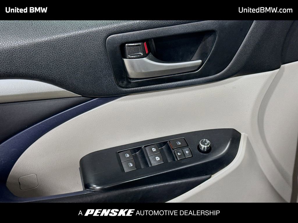 Used 2017 Toyota Highlander XLE image 3