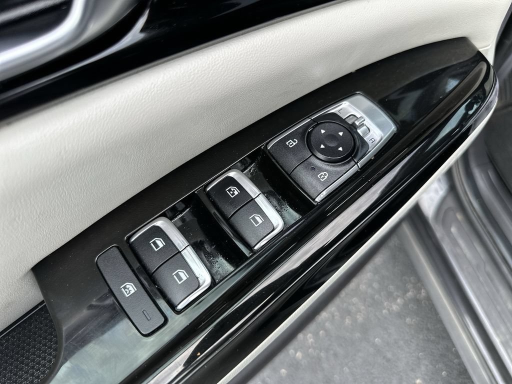 Used 2024 Kia Carnival EX FWD image 19
