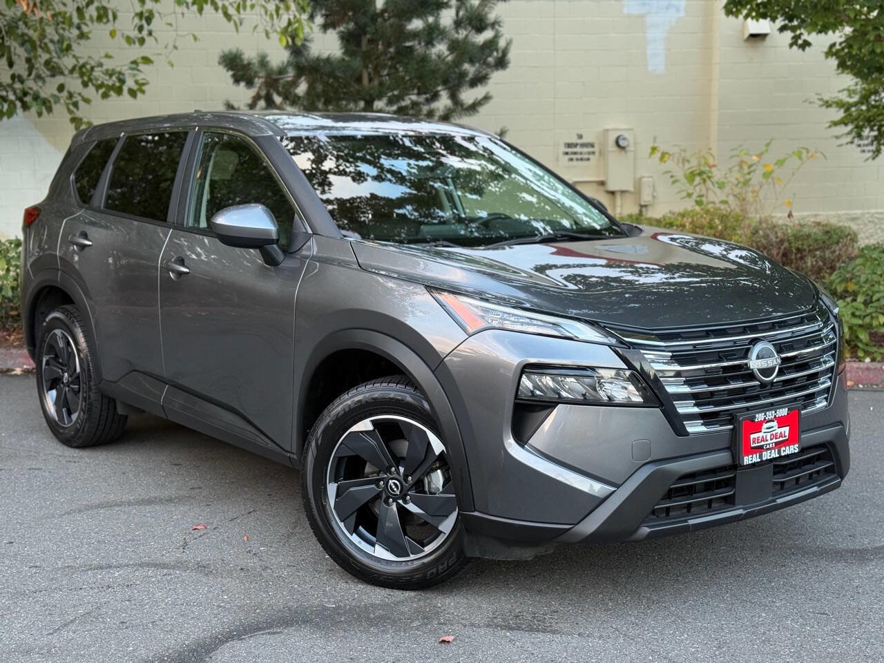 Used 2024 Nissan Rogue SV image 3