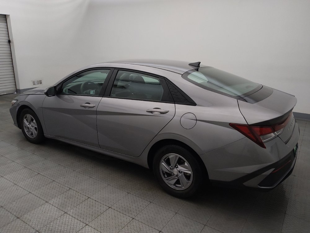 Used 2025 Hyundai Elantra SE FWD image 3