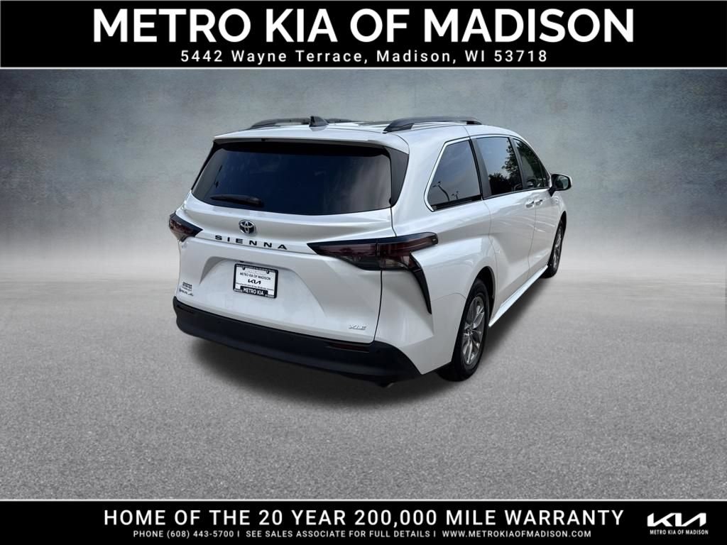 Used 2025 Toyota Sienna XLE AWD/4WD image 6