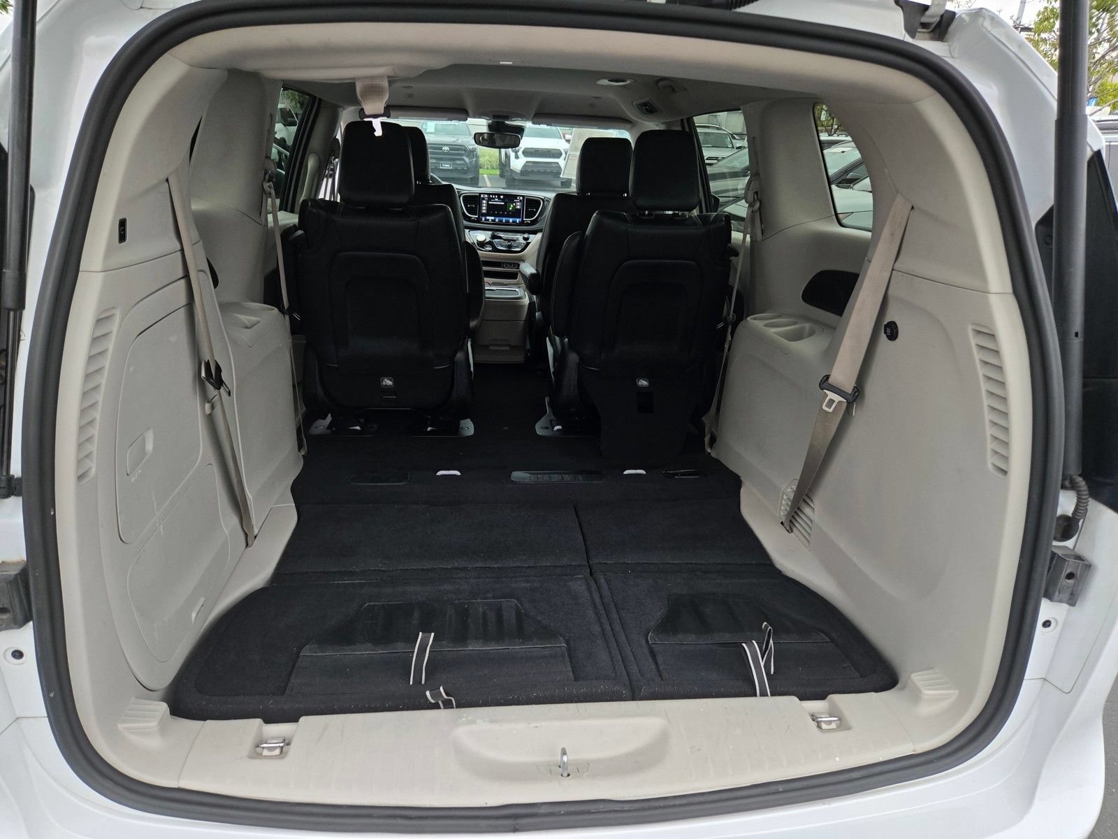 Used 2023 Chrysler Pacifica Touring-L FWD image 25
