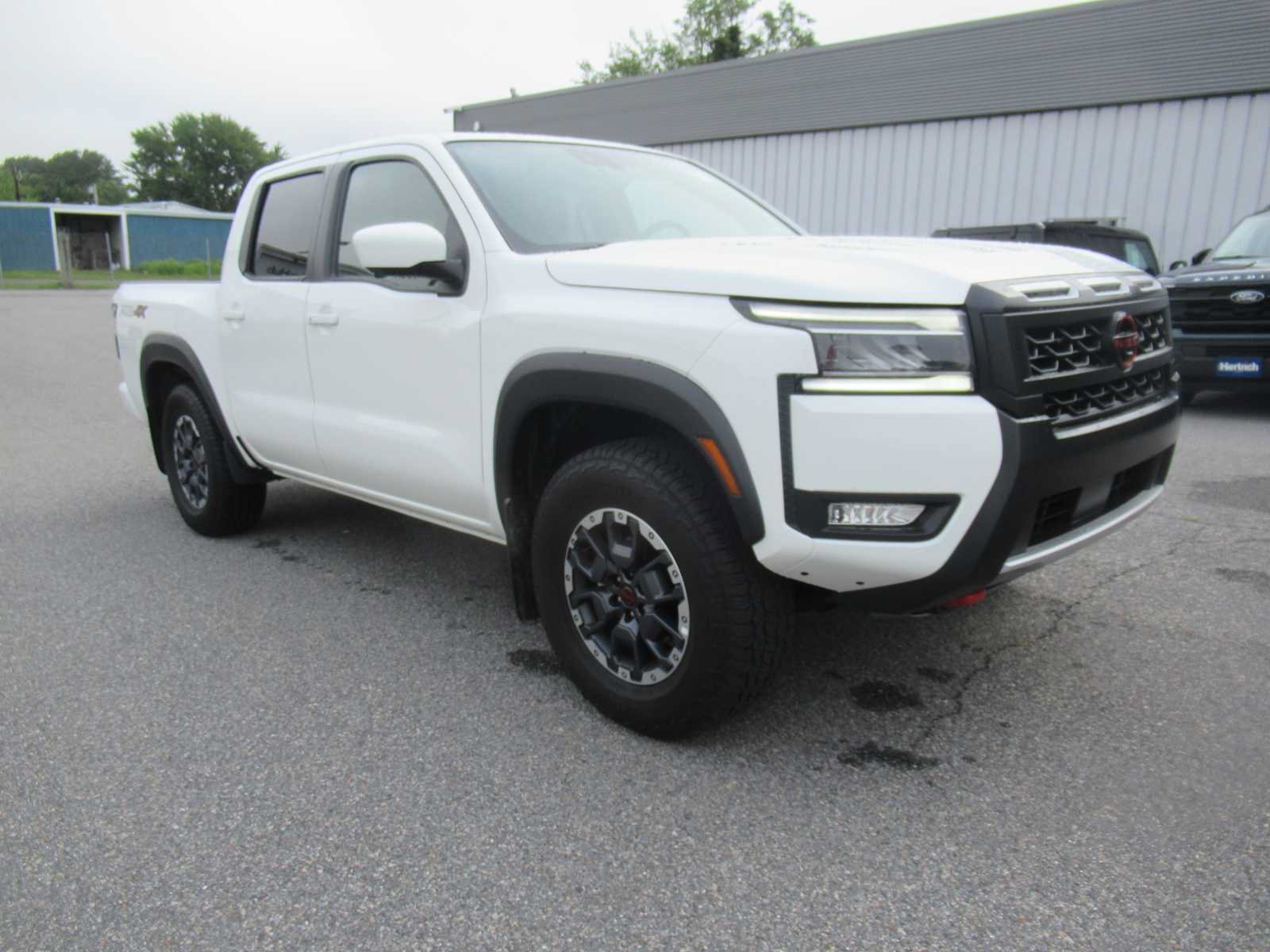 Used 2025 Nissan Frontier PRO-4X w/ Pro Convenience Package AWD/4WD image 3