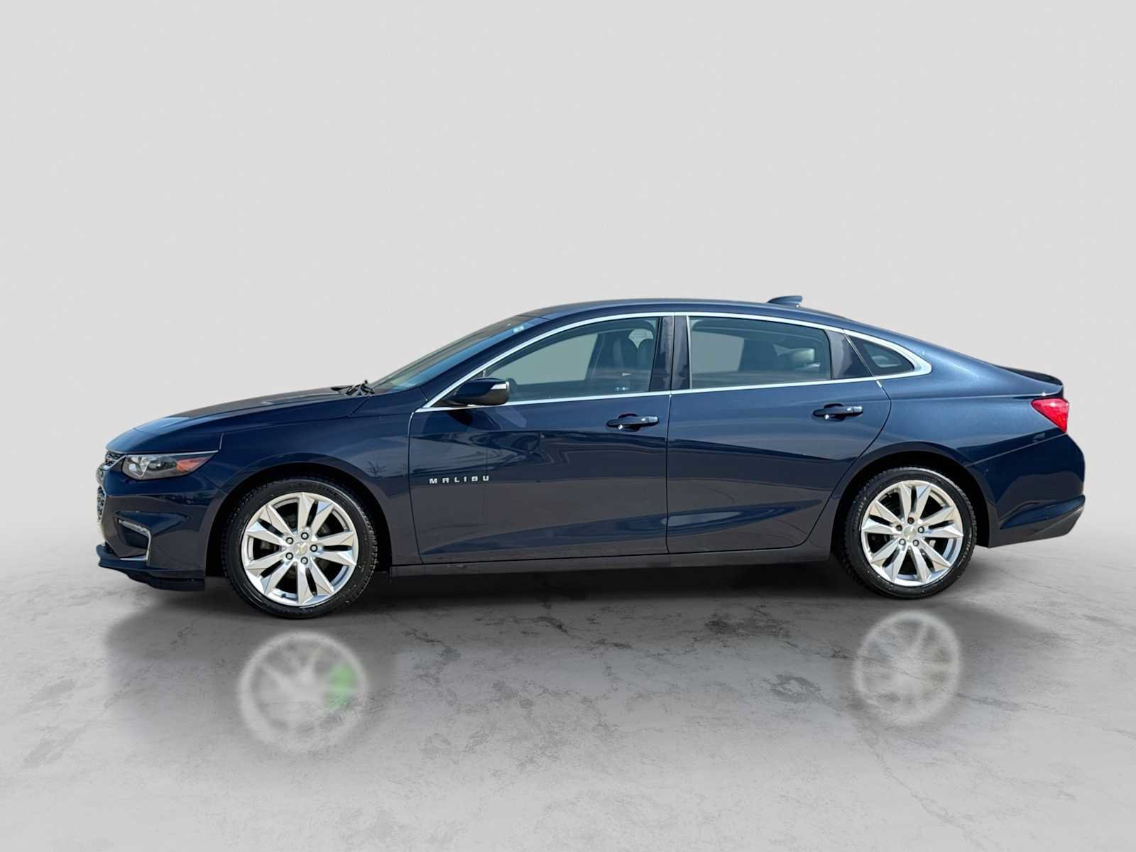 Used 2017 Chevrolet Malibu LT w/ Leather Package FWD image 3