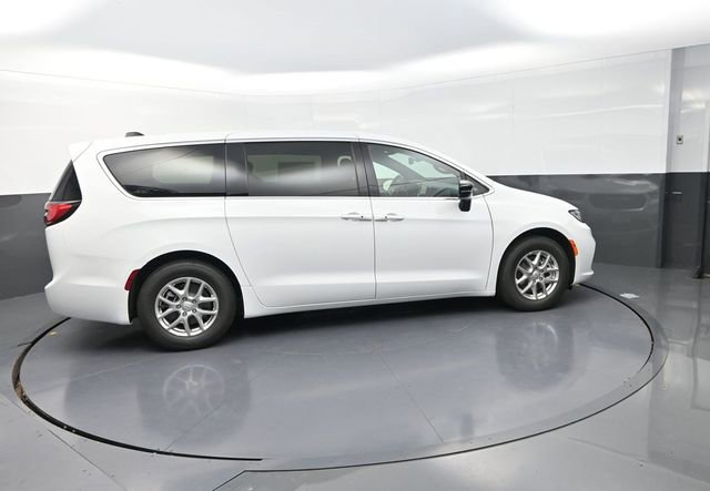 New 2026 Chrysler Pacifica Select image 10