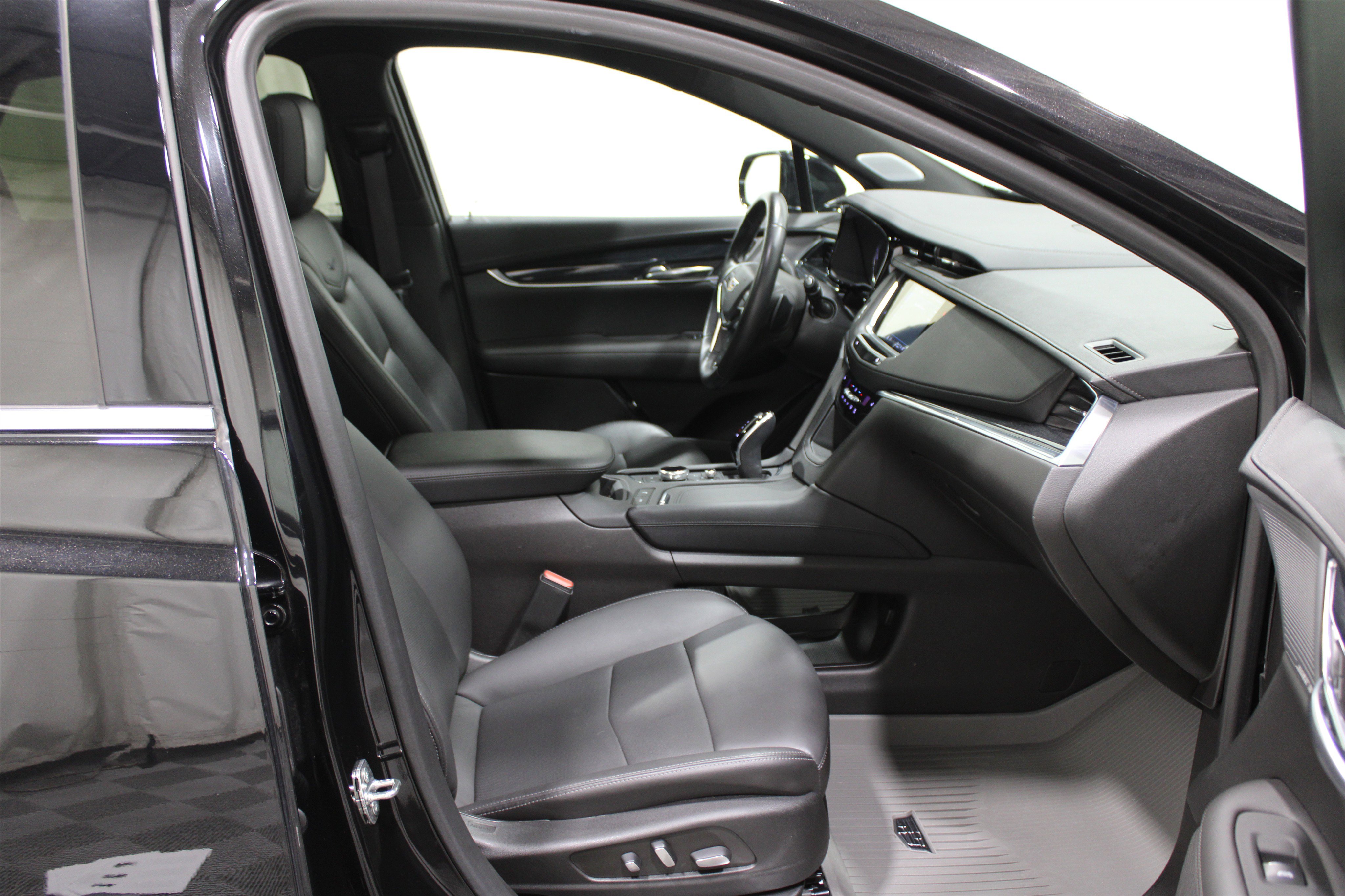 Used 2022 Cadillac XT5 Premium Luxury w/ LPO, Floor Liner Package image 28